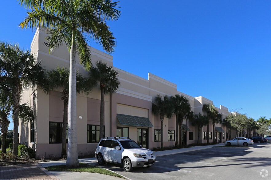 9250 Belvedere Rd, Royal Palm Beach, FL à vendre - Photo principale – Image 1 sur 26