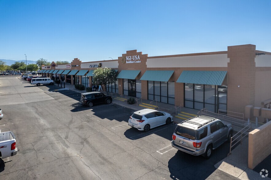 1830 E Broadway Blvd, Tucson, AZ à louer - Photo de l’immeuble – Image 3 sur 4