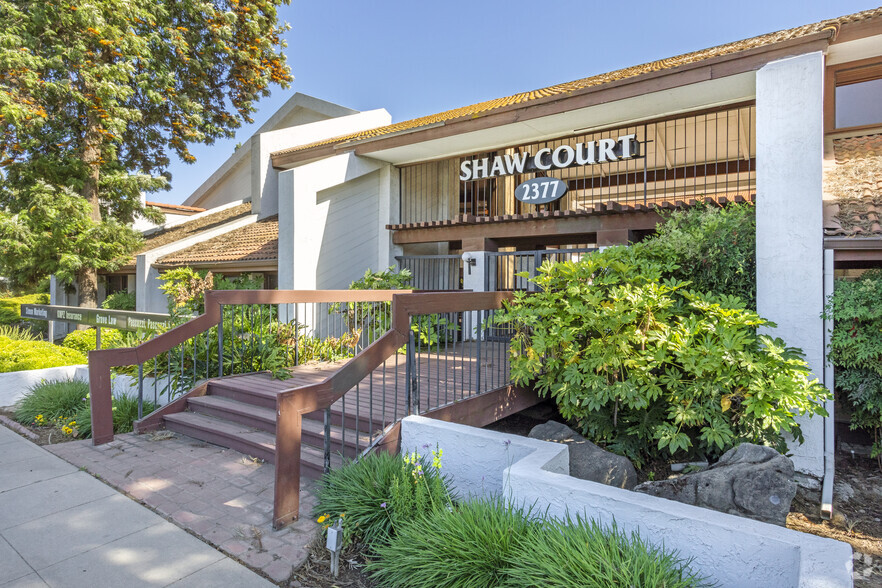 2377 W Shaw Ave, Fresno, CA à vendre - Photo principale – Image 1 sur 1