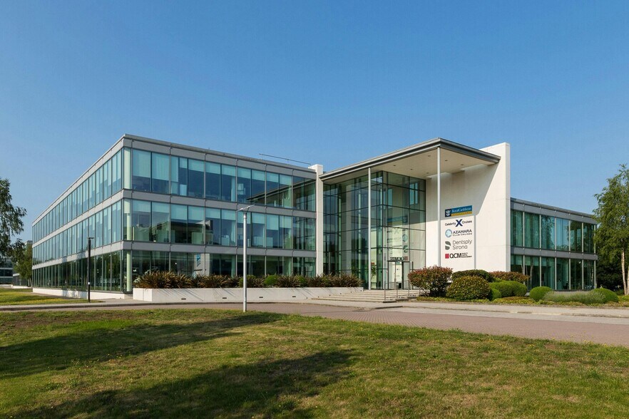 3 Wellington Way, Weybridge à louer - Photo de l’immeuble – Image 1 sur 12