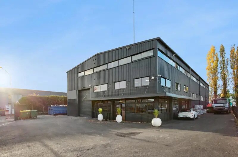 Local d'activités dans Brétigny-sur-Orge à vendre - Photo de l’immeuble – Image 1 sur 14