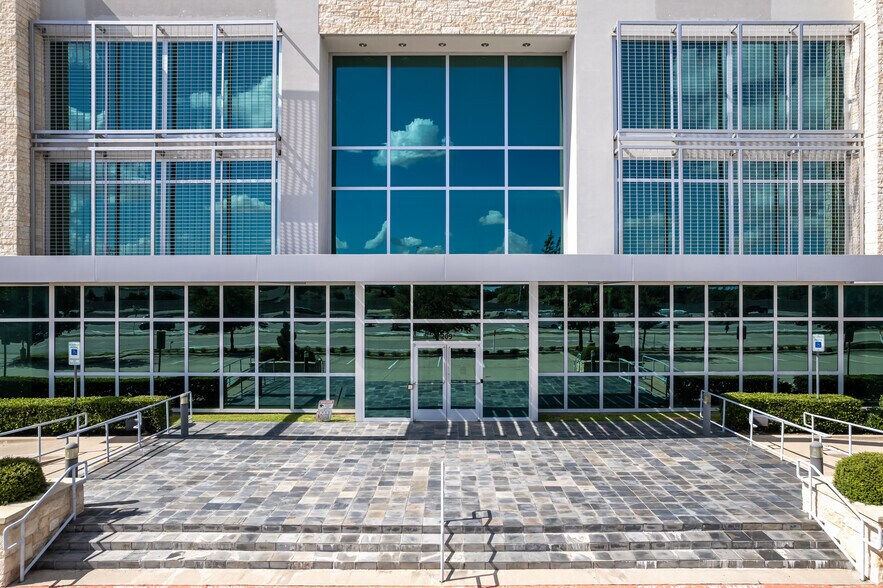 209 State Highway 121 Byp, Lewisville, TX à louer - Photo de l’immeuble – Image 3 sur 13