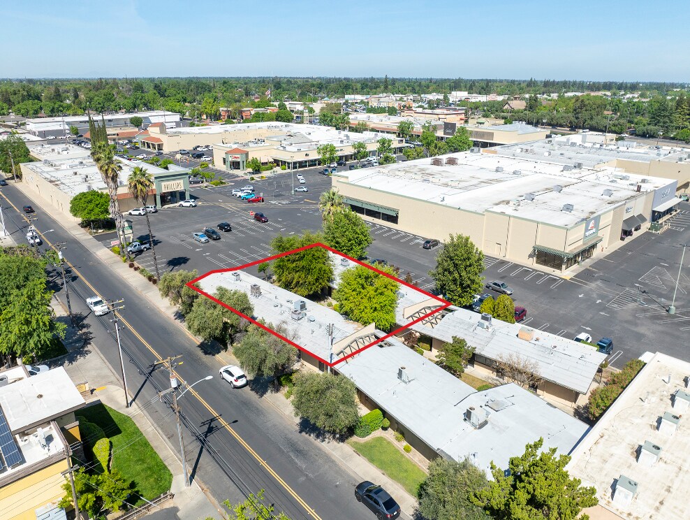 1601 McHenry Village Way, Modesto, CA à louer Photo principale– Image 1 sur 9