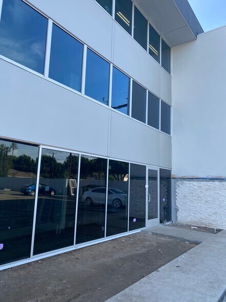1833 E 17th St, Santa Ana, CA à louer - Photo de l’immeuble – Image 3 sur 11