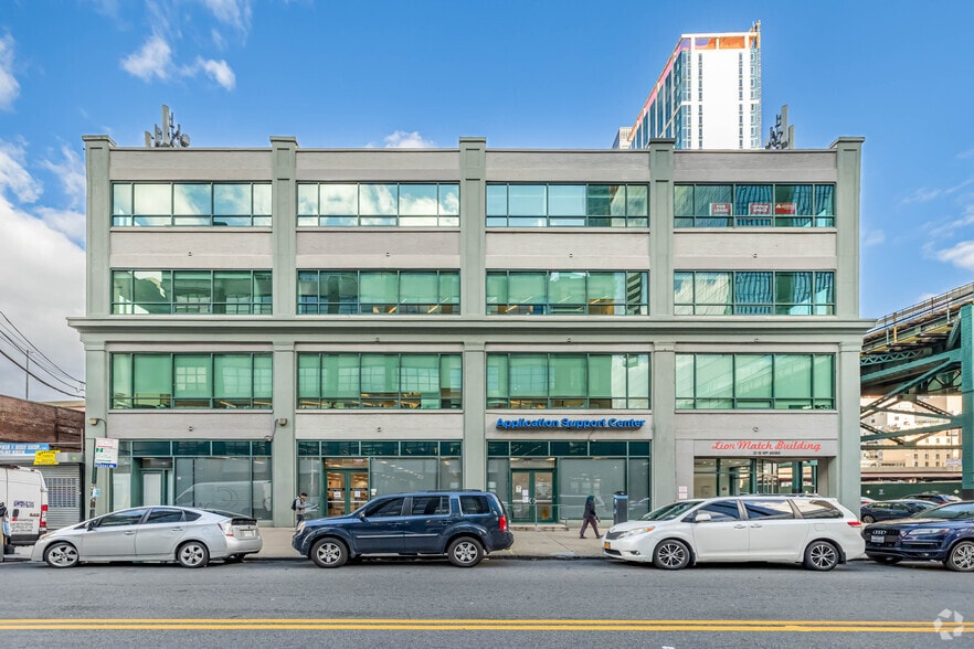 22-15 43rd Ave, Long Island City, NY à louer - Photo de l’immeuble – Image 2 sur 5