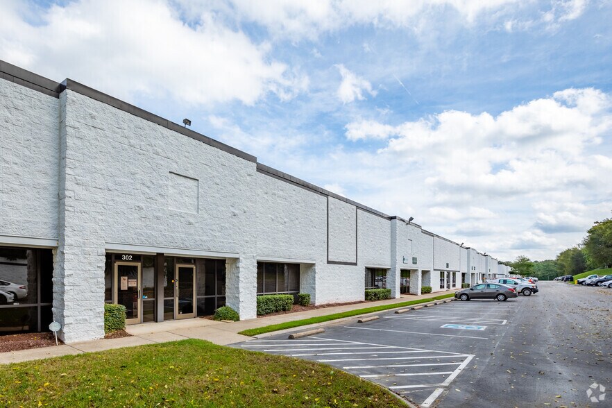 5217 Linbar Dr, Nashville, TN à louer - Photo de l’immeuble – Image 3 sur 7
