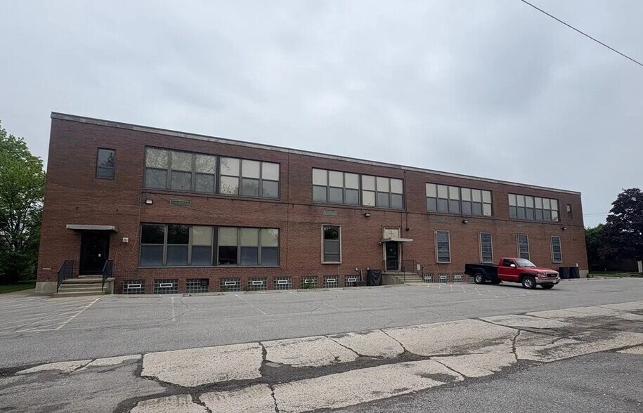 2499 Independence Ave, Niagara Falls, NY à vendre - Photo de l’immeuble – Image 2 sur 10