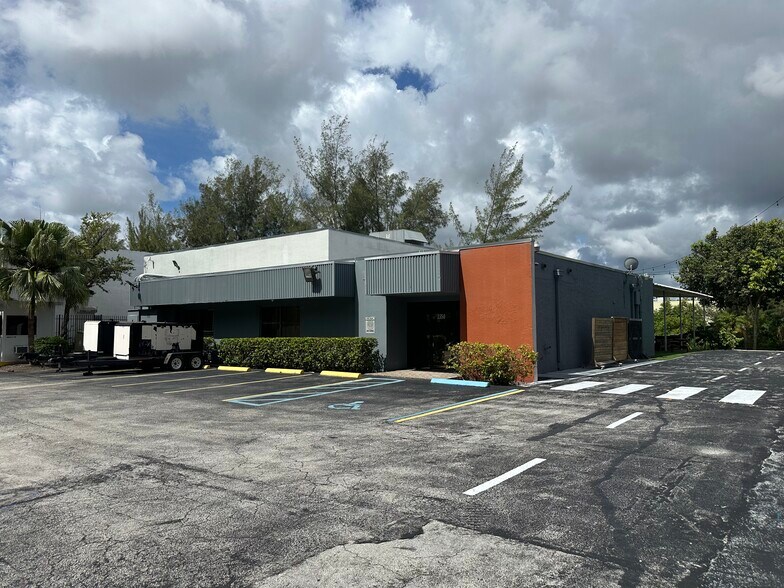 2350 NW 96th Ave, Doral, FL à louer - Photo de l’immeuble – Image 1 sur 5