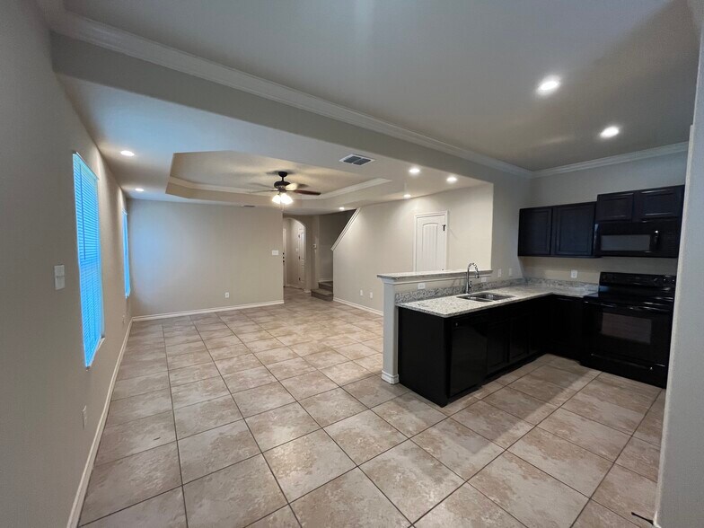 6878 Lakeview Dr, San Antonio, TX à vendre - Photo de l’immeuble – Image 2 sur 37