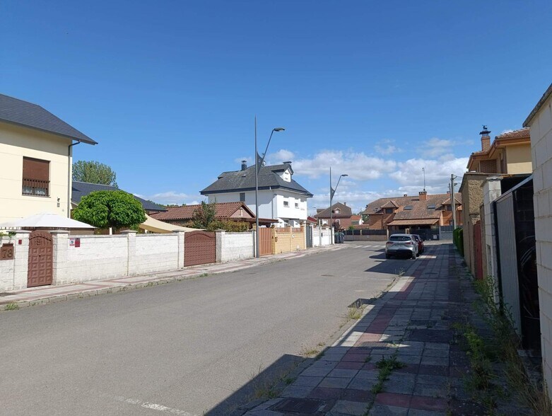 Terrain dans REAL à vendre - Photo de l’immeuble – Image 2 sur 16