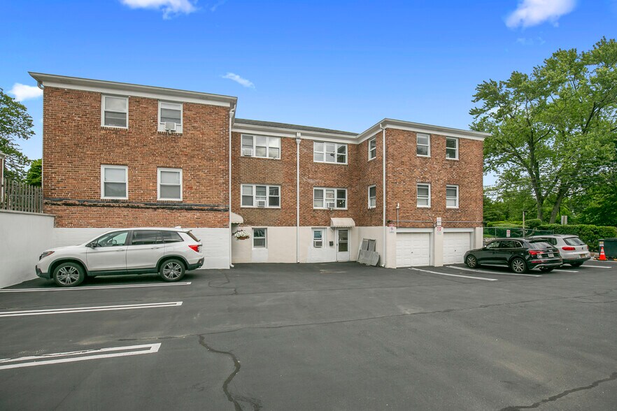 28 Linden St, Great Neck, NY à vendre - Photo de l’immeuble – Image 3 sur 8