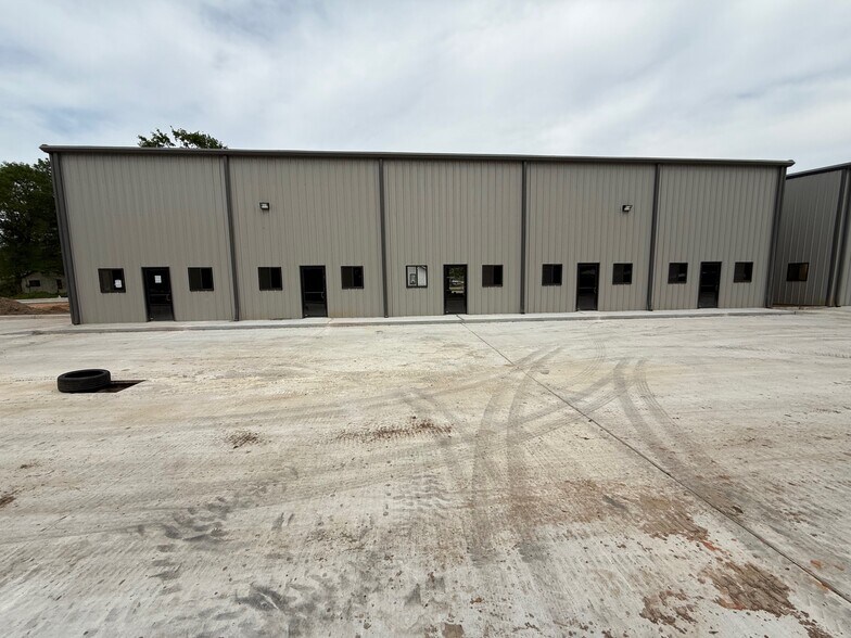 837 Santa Fe St, Conroe, TX à louer - Photo de l’immeuble – Image 2 sur 7