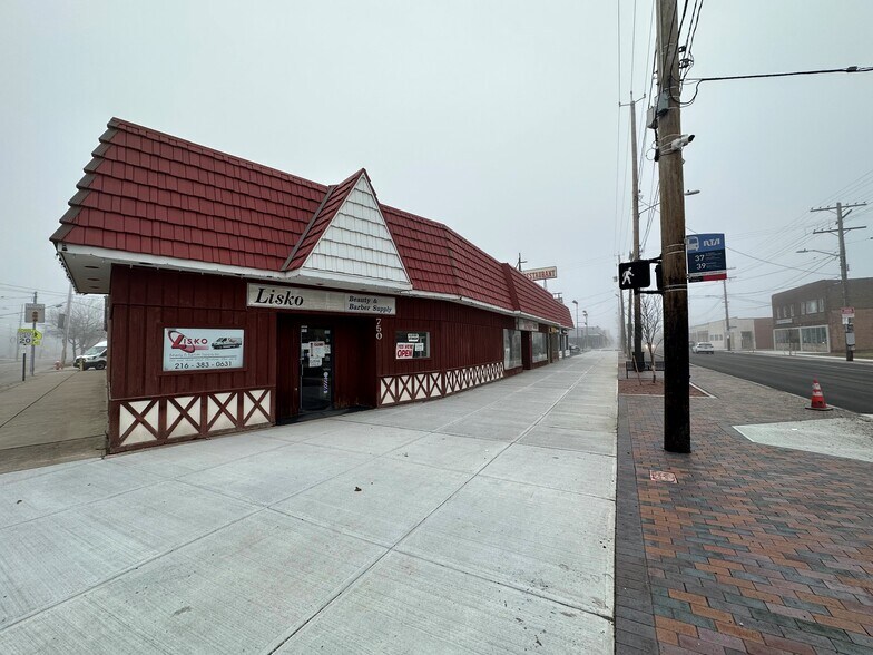 740-750 E 185th St, Cleveland, OH à louer - Photo de l’immeuble – Image 3 sur 6