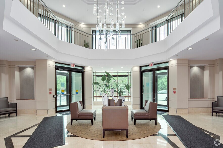 505 Huntmar Park Dr, Herndon, VA à louer - Hall d’entrée – Image 3 sur 15