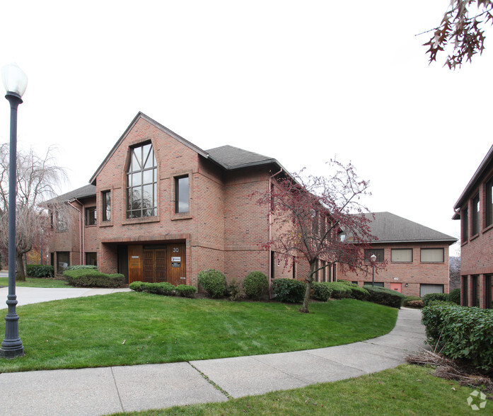 30 Avon Meadow Ln, Avon, CT à louer - Photo de l’immeuble – Image 1 sur 4