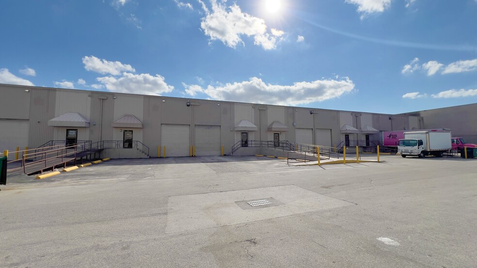 2800-2850 NW 72nd Ave, Miami, FL à louer - Photo de l’immeuble – Image 2 sur 3