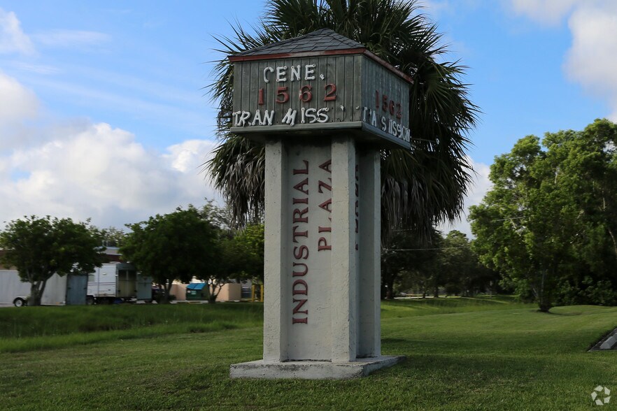 1532 SE Village Green Dr, Port Saint Lucie, FL à louer - Photo de l’immeuble – Image 2 sur 6