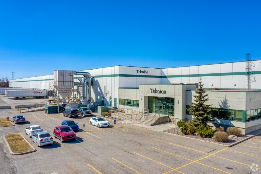 6403 48 St SE, Calgary, AB à louer - Photo principale – Image 1 sur 3