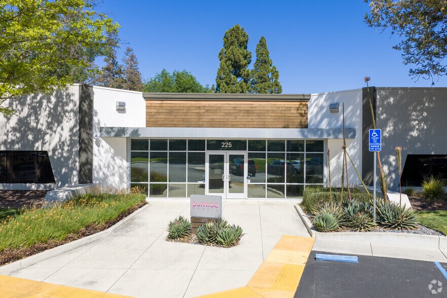 2360-2370 Bering Dr, San Jose, CA à louer - Photo de l’immeuble – Image 2 sur 11
