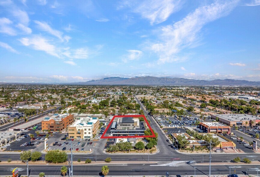 5420 W Sahara Ave, Las Vegas, NV à louer - Photo de l’immeuble – Image 3 sur 15