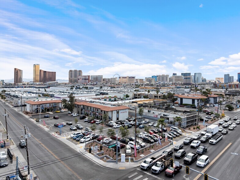 Suns Plaza portefeuille de 3 biens à vendre sur LoopNet.fr - Photo de l’immeuble – Image 1 sur 12