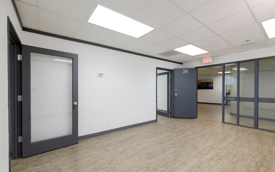 5060 N 19th Ave, Phoenix, AZ à louer - Photo de l’immeuble – Image 3 sur 21
