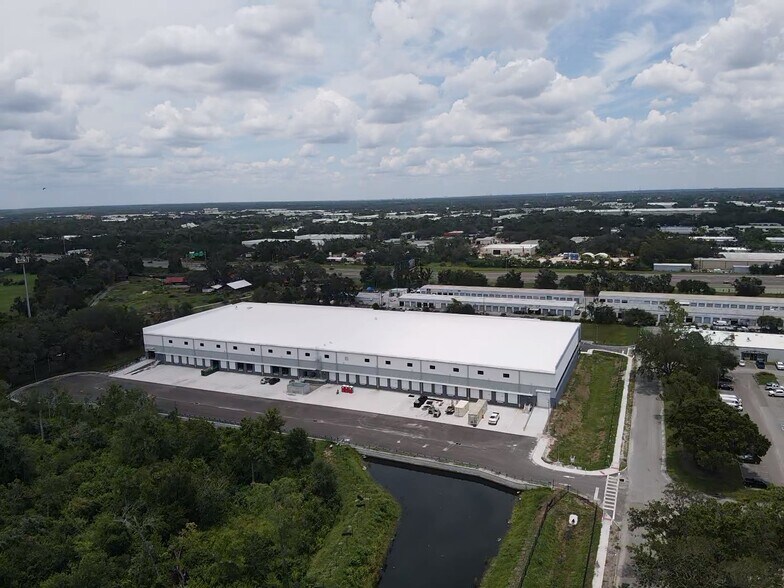 6111 Johns Rd, Tampa, FL à louer - Photo de l’immeuble – Image 2 sur 11