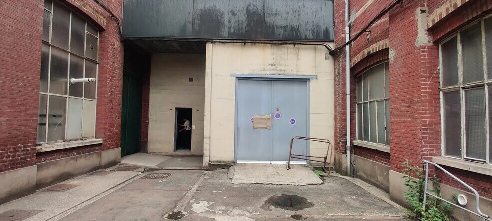 Local d’activités dans La Courneuve à louer - Photo de l’immeuble – Image 1 sur 4