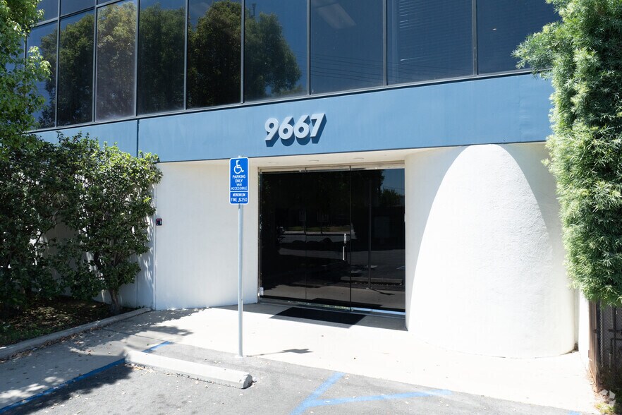 9667 Owensmouth Ave, Chatsworth, CA à vendre - Photo de l’immeuble – Image 2 sur 5