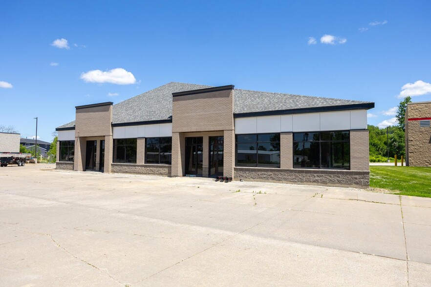 2411 2nd St, Coralville, IA à louer - Photo de l’immeuble – Image 2 sur 16