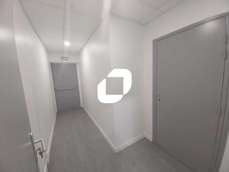 Local d’activités dans Magny-en-Vexin à louer - Photo de l’immeuble – Image 3 sur 11