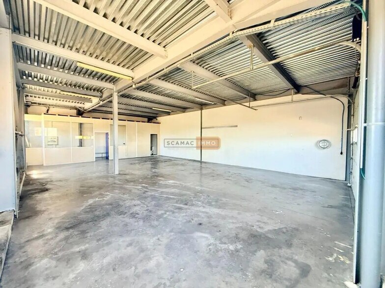 Industriel/Logistique dans Fréjus à louer - Photo de l’immeuble – Image 2 sur 7