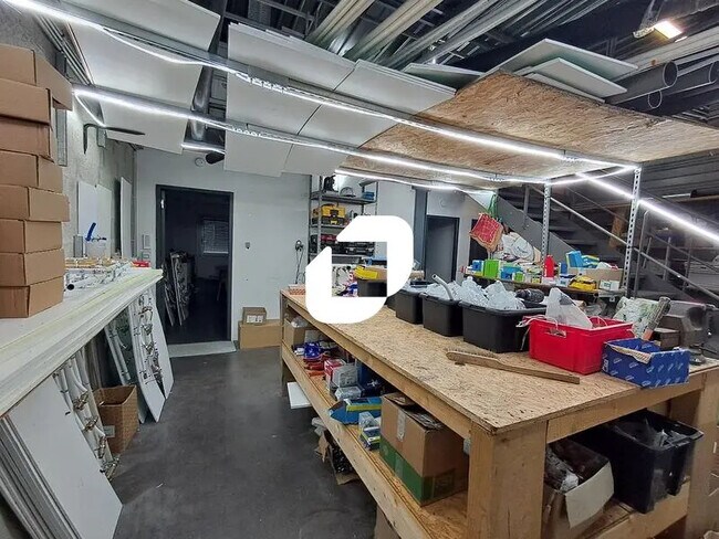 Plus de détails pour Local d'activités à louer