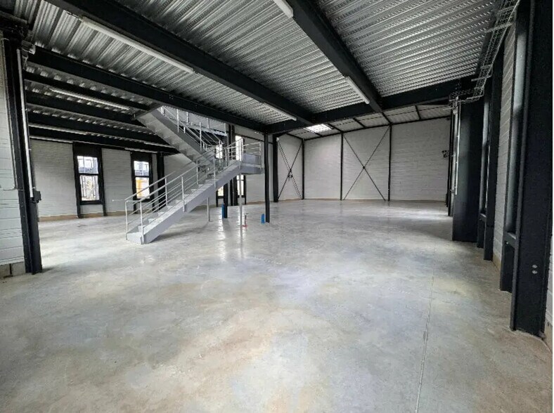 Local d'activités dans Bailly-Romainvilliers à vendre - Photo de l’immeuble – Image 1 sur 7