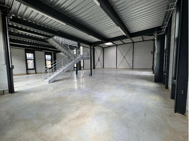 Plus de détails pour Local d’activités à vendre