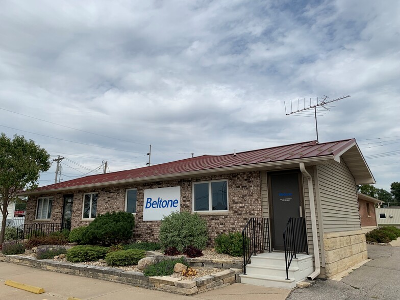 300 Rock Island Rd, Oelwein, IA à louer - Photo de l’immeuble – Image 2 sur 9