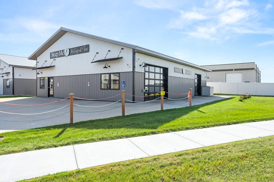 5498 51st Ave S, Fargo, ND à vendre - Photo principale – Image 1 sur 24
