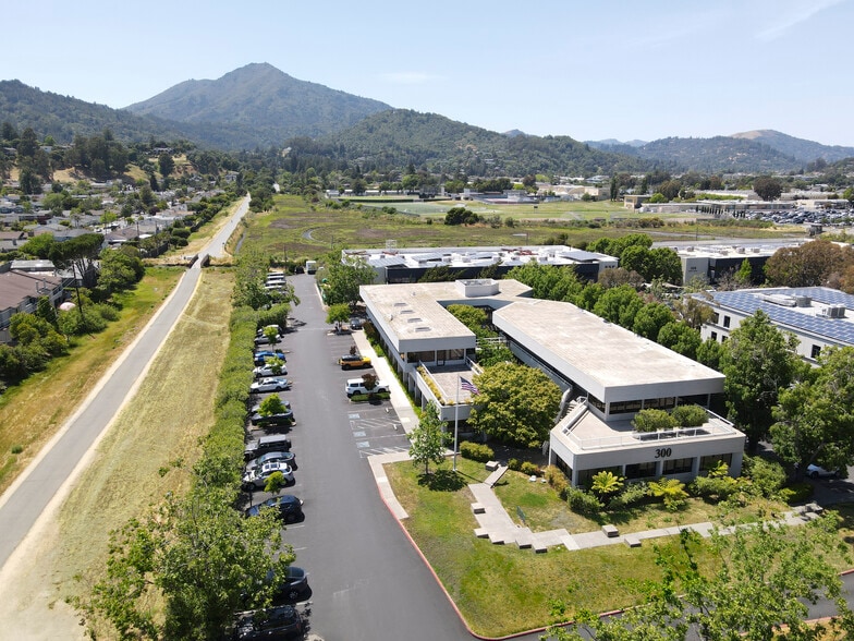 300 Tamal Plz, Corte Madera, CA à vendre - Photo de l’immeuble – Image 2 sur 7