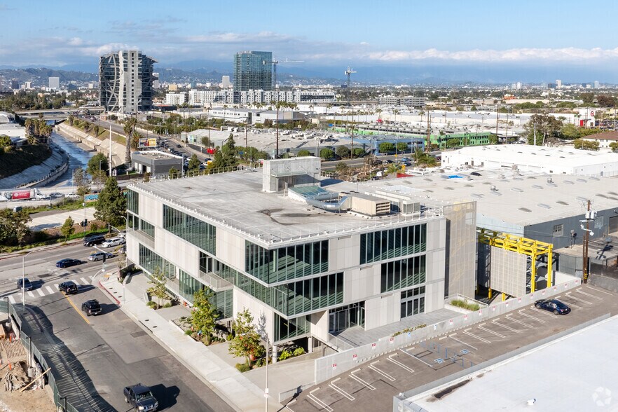 5950 W Jefferson Blvd, Los Angeles, CA à louer - Aérien – Image 2 sur 16