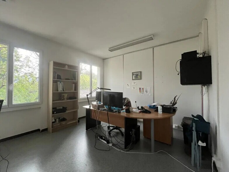 Bureau dans Aubagne à louer - Photo de l’immeuble – Image 1 sur 6