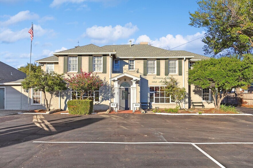 9622 Webb Chapel Rd, Dallas, TX à vendre - Photo de l’immeuble – Image 3 sur 18