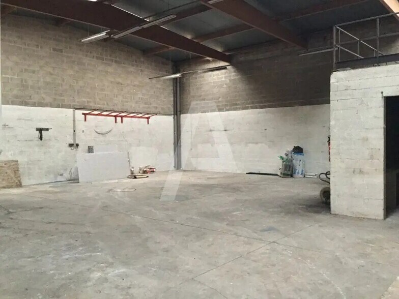 Local d’activités dans Émerainville à louer - Photo intérieure – Image 1 sur 5