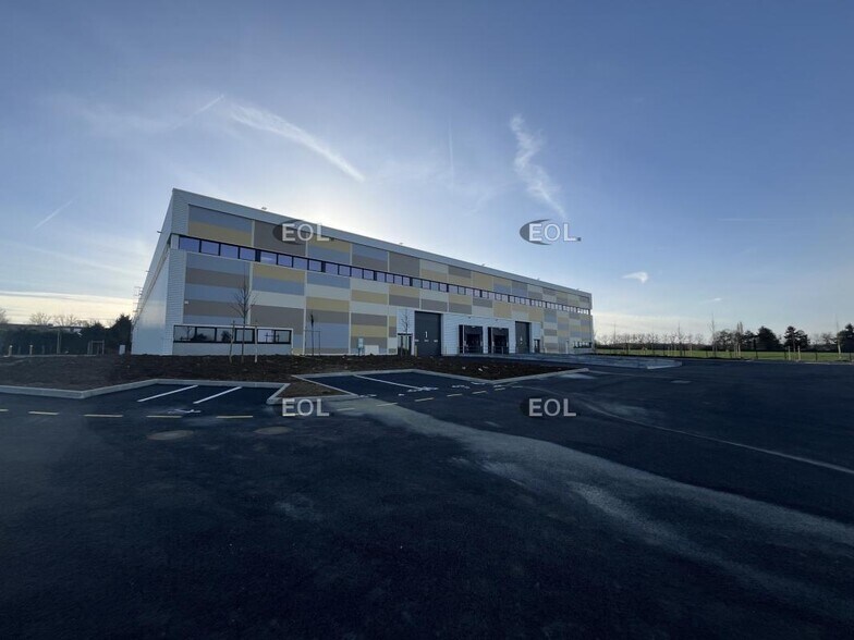 Industriel/Logistique dans Plaisir à louer - Photo de l’immeuble – Image 2 sur 10