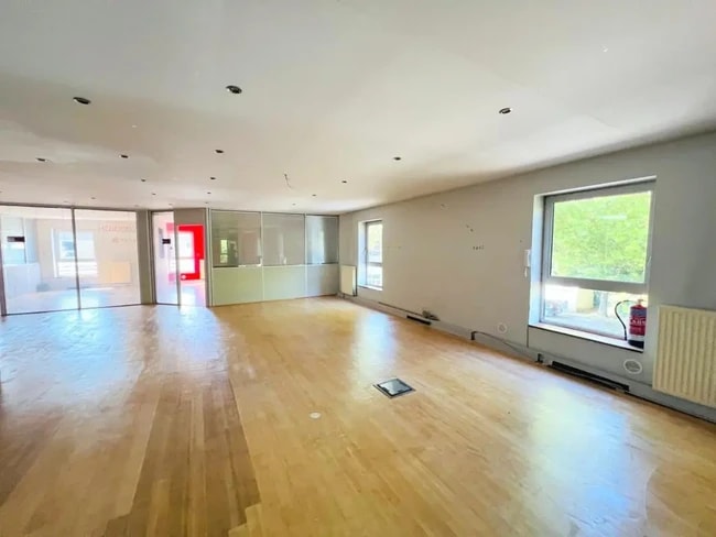 Plus de détails pour Avenue Joseph Kessel, Voisins-le-Bretonneux - Bureau à vendre