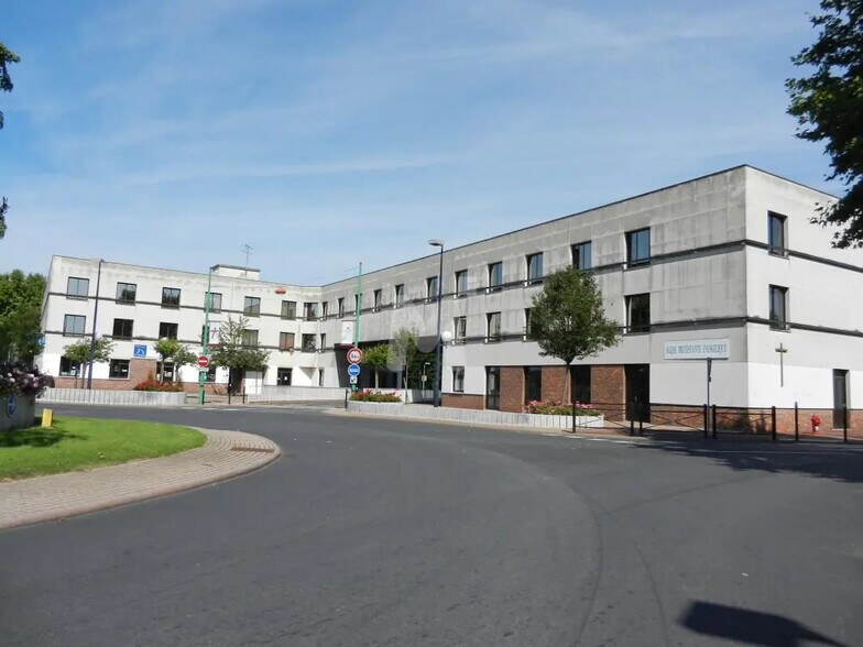 Bureau dans Évry-Courcouronnes à vendre - Photo de l’immeuble – Image 1 sur 12