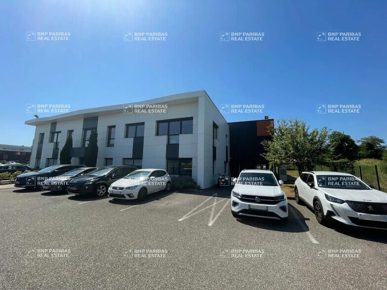 Local d'activités dans Saint-Priest à vendre - Photo de l’immeuble – Image 1 sur 8