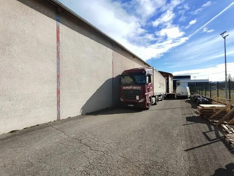 Local d'activités dans La Verpillière à vendre - Photo de l’immeuble – Image 3 sur 7