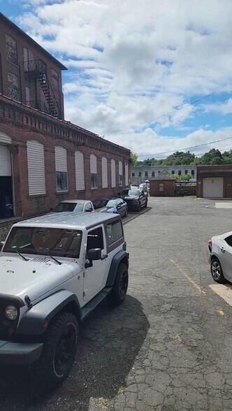 1669 Thomaston Ave, Waterbury, CT à louer - Vidéo sur l’annonce professionnelle – Image 2 sur 14