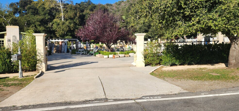 2337 Troutdale Dr, Agoura Hills, CA à vendre - Photo de l’immeuble – Image 2 sur 4