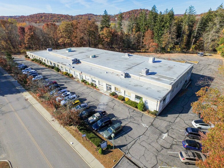 40 Radio Circle Dr, Mount Kisco, NY à louer - Photo de l’immeuble – Image 2 sur 17